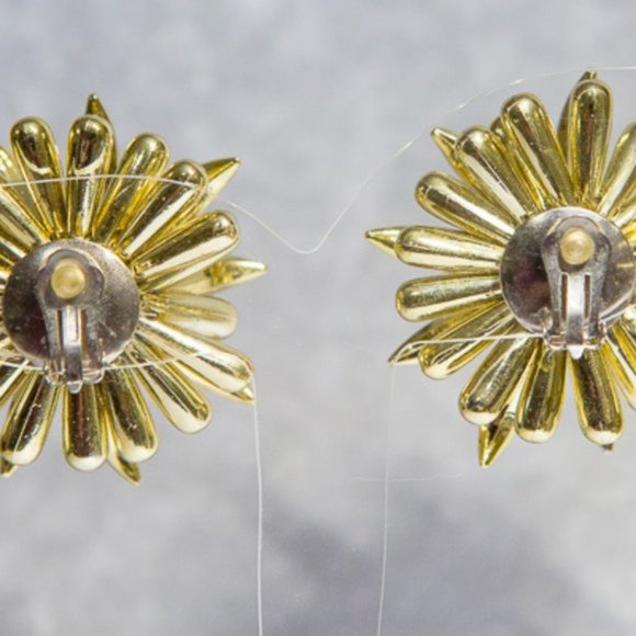 LARGE Vintage Gold Tone Lucite Plastic Clow and Bead Clip On Earrings - Picture 4 of 10